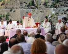 Le cardinal Simoni célèbre la messe dans le camp de concentration communiste où il a survécu