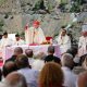 Le cardinal Simoni célèbre la messe dans le camp de concentration communiste où il a survécu
