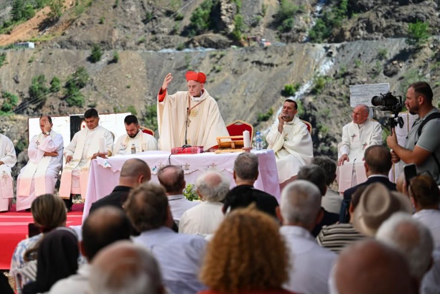 Le cardinal Simoni célèbre la messe dans le camp de concentration communiste où il a survécu