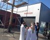 Mgr Delmas bénit la croix de SOS Calvaires