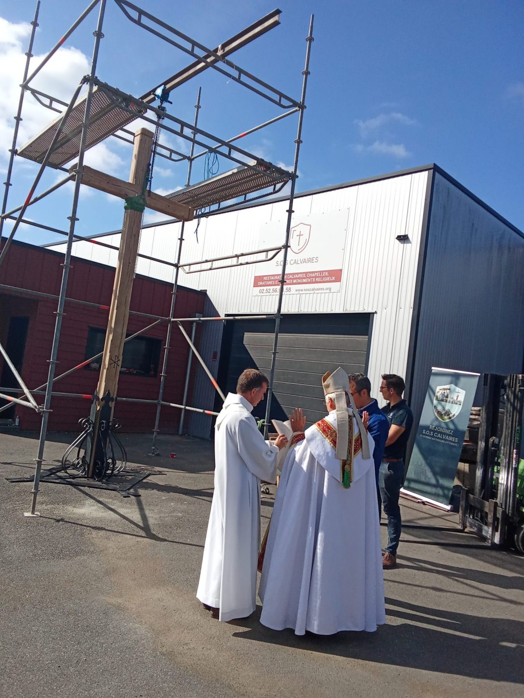 Mgr Delmas bénit la croix de SOS Calvaires