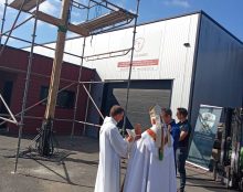 Mgr Delmas bénit la croix de SOS Calvaires