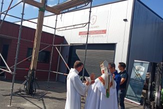 Mgr Delmas bénit la croix de SOS Calvaires