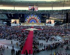 Veillée de prière avec les jeunes au Stade de France : « Vous êtes les saints de France ! »