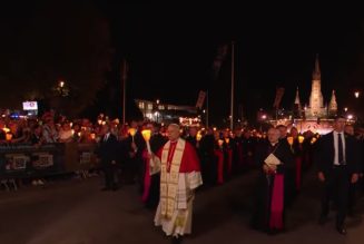Prière du chapelet et procession aux flambeaux avec Léon XIV : le soutien et l&rsquo;intercession de Marie ne sont pas accessoires au chrétien