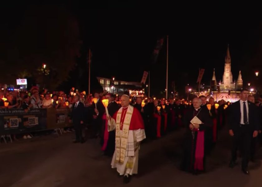 Prière du chapelet et procession aux flambeaux avec Léon XIV : le soutien et l&rsquo;intercession de Marie ne sont pas accessoires au chrétien