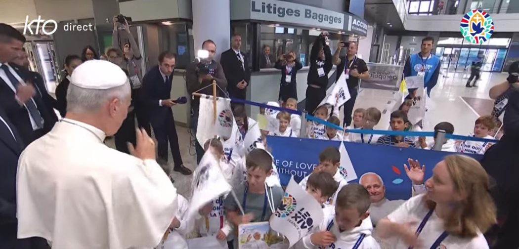 Les élèves d’une école catholique hors contrat accueillent le pape à Metz
