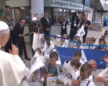 Les élèves d’une école catholique hors contrat accueillent le pape à Metz