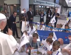 Les élèves d’une école catholique hors contrat accueillent le pape à Metz