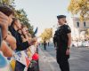 Une foule immense, calme, respectueuse : aucune vitrine brisée