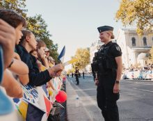 Une foule immense, calme, respectueuse : aucune vitrine brisée