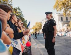 Une foule immense, calme, respectueuse : aucune vitrine brisée