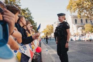 Une foule immense, calme, respectueuse : aucune vitrine brisée