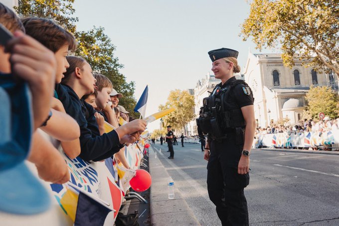 Une foule immense, calme, respectueuse : aucune vitrine brisée