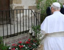Le pape Léon XIV a visité le site du massacre des prêtres au monastère des Carmes pendant la Révolution