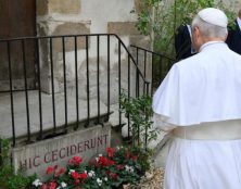 Le pape Léon XIV a visité le site du massacre des prêtres au monastère des Carmes pendant la Révolution