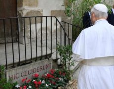 Le pape Léon XIV a visité le site du massacre des prêtres au monastère des Carmes pendant la Révolution