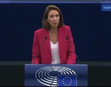 Parlement européen : Valérie Hayer s’en prend au pape