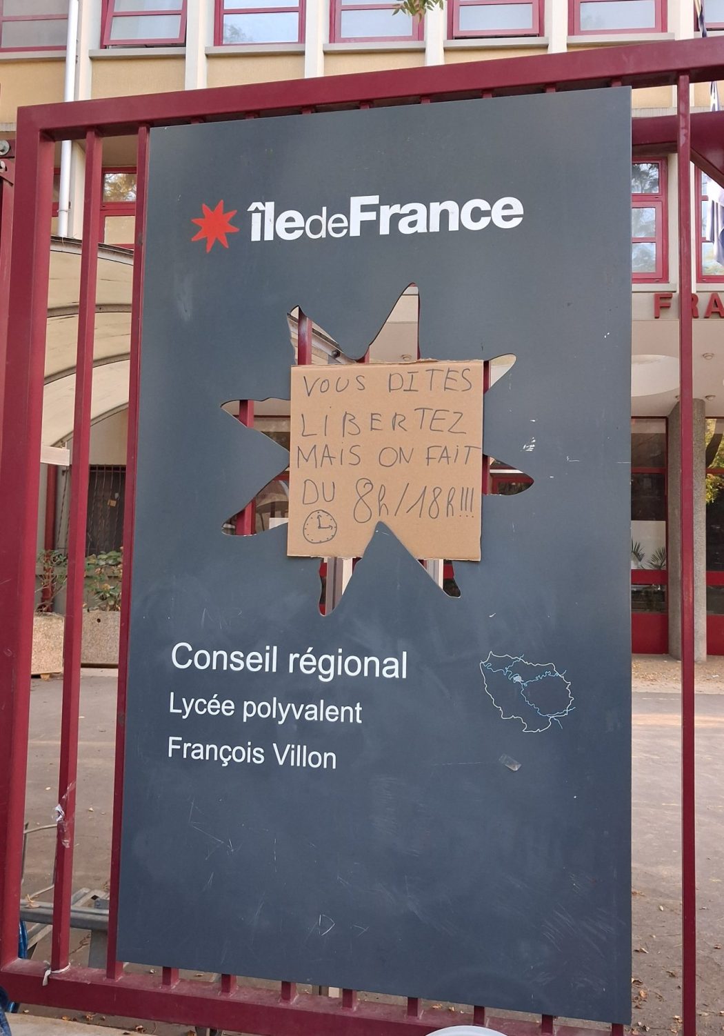 Face à la violence lycéenne et à l&rsquo;étatisme, défendons la liberté scolaire et la famille, première éducatrice