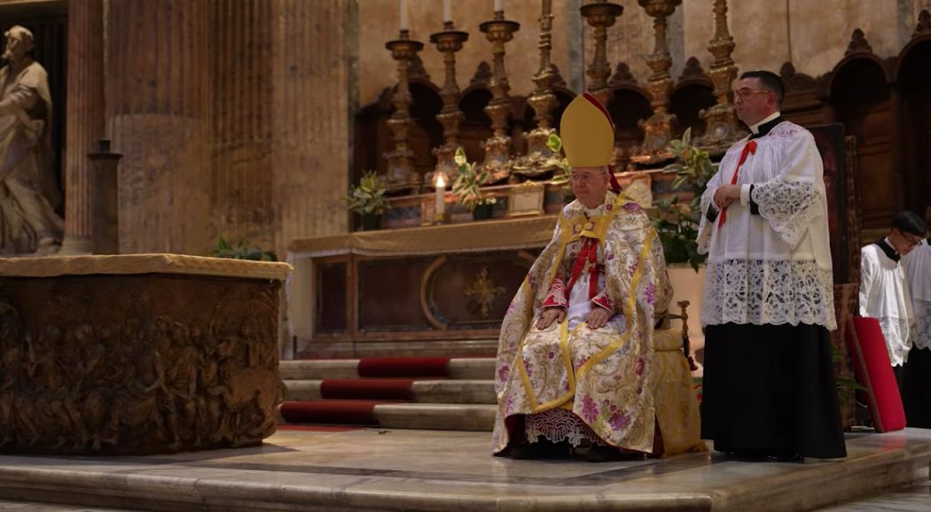 Vêpres pontificales célébrées par Mgr Schneider au Panthéon de Rome