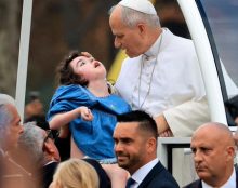 Cette photo résume le message chrétien : personne n&rsquo;est en trop, tout le monde est aimé
