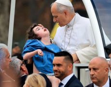 Cette photo résume le message chrétien : personne n&rsquo;est en trop, tout le monde est aimé